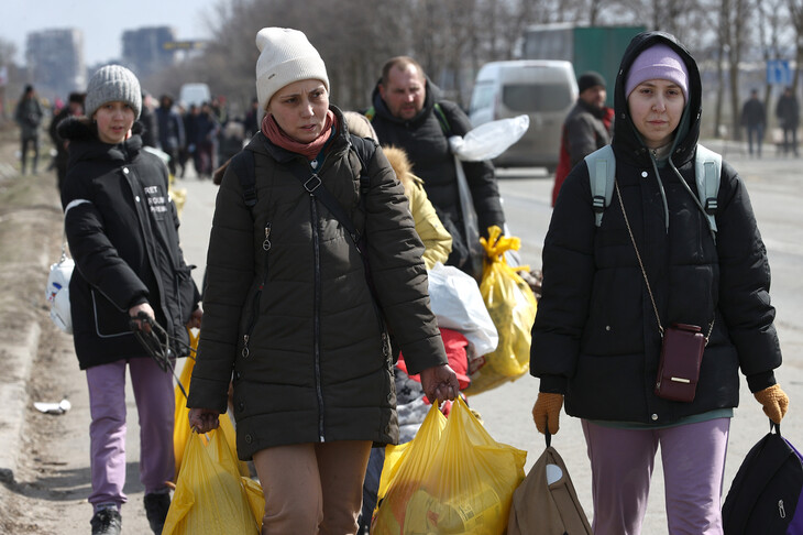 최악의 인도주의 재앙에 직면한 우크라이나 남동부 마리우폴에서 20일(현지시각) 주민들이 물건을 담은 비닐 봉지 등을 들고 도시 탈출에 나서고 있다. 마리우폴/타스 연합뉴스