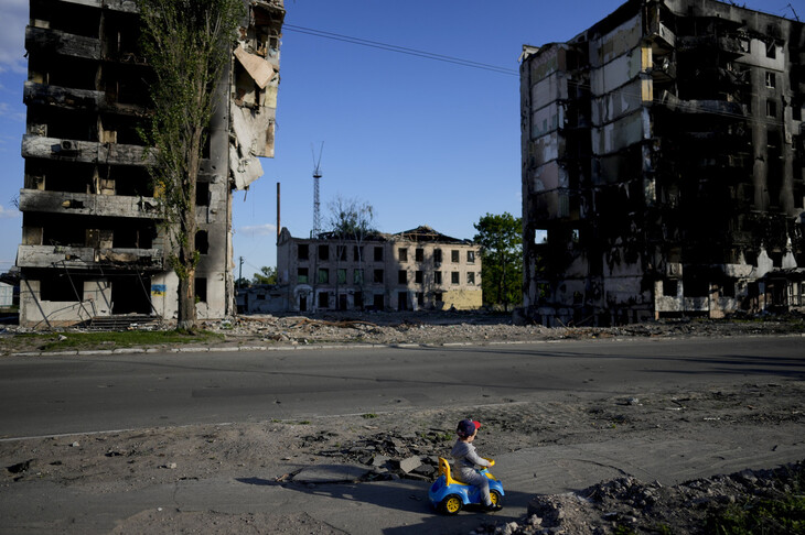 러시아의 침공으로 폐허가 된 우크라이나 보로댠카의 거리에서 24일(현지시각) 한 어린이가 장난감 자동차를 타며 놀고 있다. 보로댠카/AP 연합뉴스