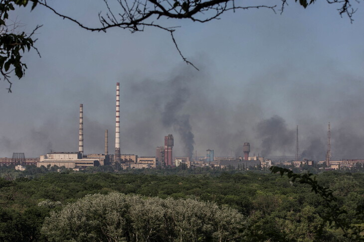 러시아군의 집중 공격을 당하고 있는 우크라이나 루한스크주 세베로도네츠크의 아조트 화학공장이 10일(현지시각) 폭격을 당해 검은 연기가 치솟고 있다. 이 공장에는 민간인 800여명이 대피하고 있는 것으로 알려졌다. 세베로도네츠크/로이터 연합뉴스