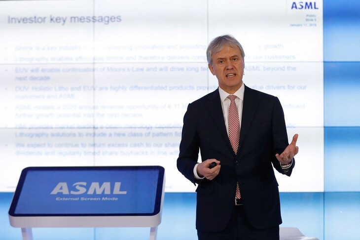 네덜란드의 세계적인 반도체 장비 업체 ‘에이에스엠엘’(ASML)의 페터르 베닝크 최고경영자가 미국의 대중국 반도체 기술 수출 규제 압박에 불만은 제기하고 나섰다. 그가 경영 실적을 발표하고 있는 모습. 펠트호번/EPA 연합뉴스