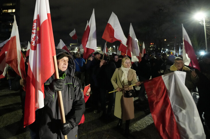 폴란드 야당 지지자들이 수도 바르샤바의 공영 텔레비전 방송 앞에서 새 정부의 공영 언론 개편에 항의하는 시위를 벌이고 있다. 바르샤바/AP 연합뉴스
