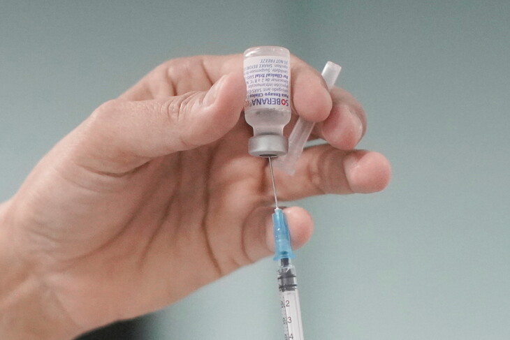 쿠바의 한 간호사가 쿠바가 자체 개발한 코로나19 백신 ‘소베라나-2’ 접종을 준비하고 있다. 아바나/로이터 연합뉴스