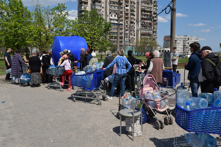 러시아군이 거의 점령한 우크라이나 동남부 항구도시 마리우폴에서 30일 주민들이 식수를 구하기 위해 줄을 서 있다. 러시아군이 시민들의 외부 탈출을 허용할 조짐을 보이고 있다. 마리우폴/타스 연합뉴스