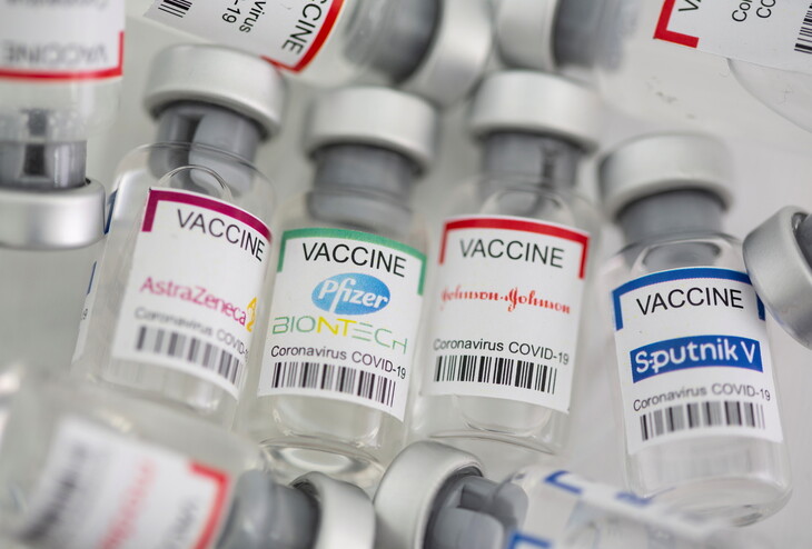 화이자와 모더나가 15일(현지시각) 코로나19 백신의 효능이 시간이 지날수록 떨어진다는 연구 결과를 내놨다. 두 회사의 백신을 담은 병이 다른 회사 제품과 나란히 놓여 있다. 로이터 연합뉴스
