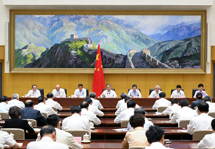 리창 중국 국무원 총리가 16일 베이징에서 열린 국무원 제2차 전체회의에서 발언하고 있다. 베이징/신화 연합뉴스