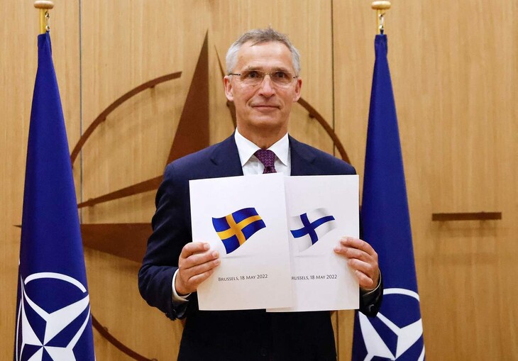 옌스 스톨텐베르그 나토 사무총장이 18일 핀란드와 스웨덴이 제출한 나토 가입을 위한 신청서를 들어보이고 있다. 브뤼셀/AFP 연합뉴스