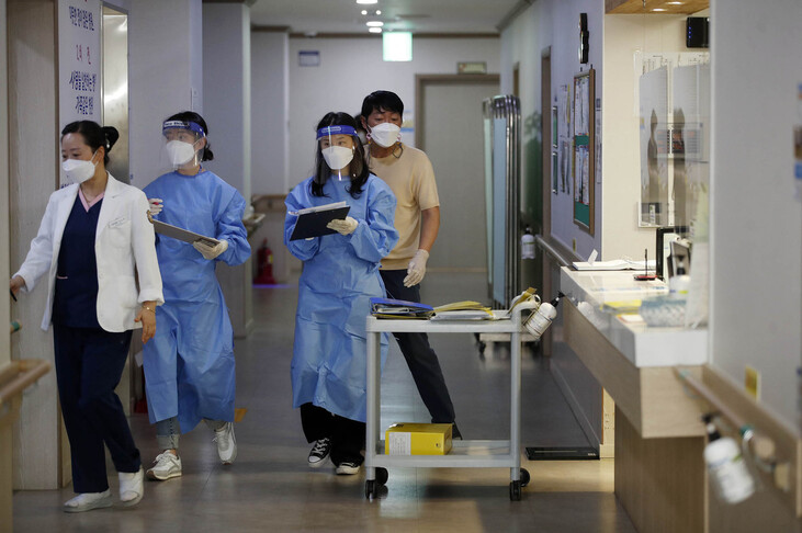 12일 오후 광주 북구보건소 역학조사팀 직원들이 관내 한 요양병원에서 코로나19 확산 방지를 위해 방역수칙 준수 등 감염병관리 실태를 점검하고 있다. 연합뉴스