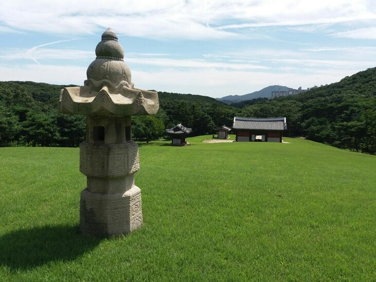 2014년 김포 장릉 봉분 장명등 옆에서 남쪽을 조망한 사진. 왕릉을 건립할 당시 안산으로 설정됐던 계양산의 모습이 한눈에 들어온다. 문화재청 제공