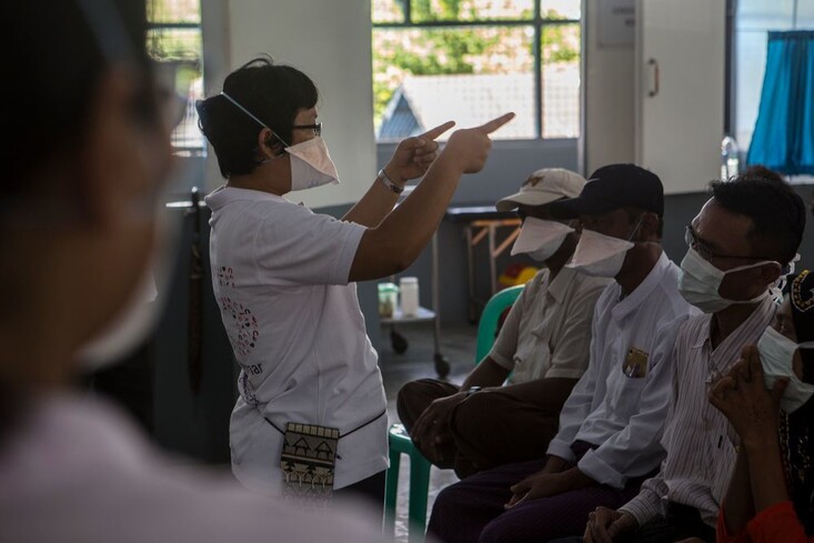 지난해 8월 미얀마 타케타 진료소에서 국경없는의사회 소속 간호사가 환자들을 대상으로 다제내성 결핵 관련 교육을 하고 있다. 국경없는의사회 제공