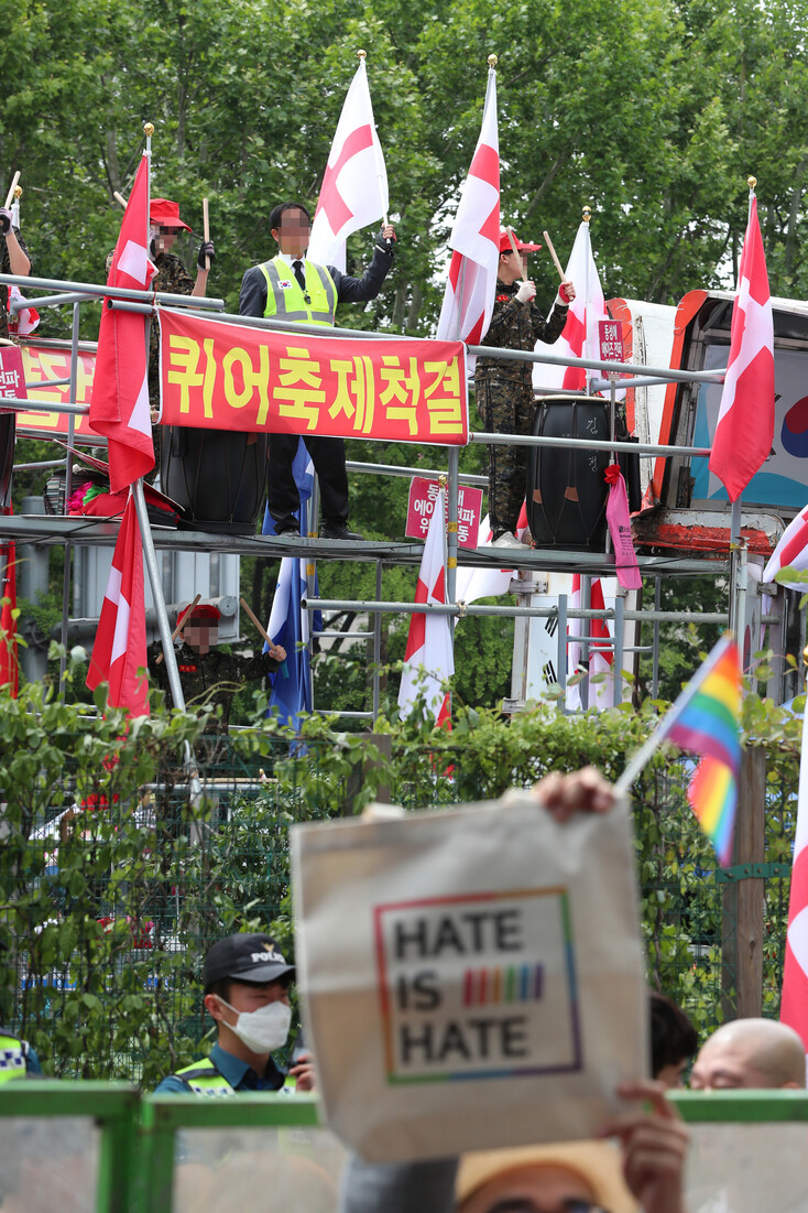 지난 2019년 제20회 서울퀴어문화축제-‘스무번째 도약, 평등을 향한 도전!’이 열린 서울 중구 서울광장 주변에서 일부 기독교 단체 회원들이 ‘반동성애 집회’를 열고 있다. 김정효 기자 hyopd@hani.co.kr