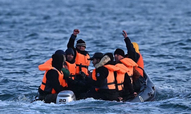 영국으로 가려는 이주자들이 작은 고무보트를 타고 영불해협을 건너고 있다. AFP 연합뉴스 자료사진