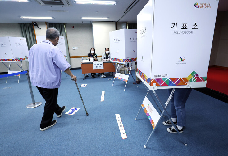 제8회 전국동시지방선거일인 1일 서울 성북구 북한산국립공원 탐방안내소 별관에 설치된 투표소에서 유권자들이 소중한 한 표를 행사하고 있다. 연합뉴스