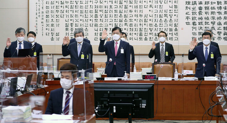 김광태 서울고등법원장(사진 왼쪽 끝)이 15일 국회 법제사법위원회의 서울고등법원 등에 대한 국정감사에서 증인선서를 하고 있다. 왼쪽부터 김광태 서울고등법원장, 배기열 서울행정법원장, 정종관 수원고등법원장, 성지용 서울중앙지법원장. 연합뉴스 김광태 서울고등법원장(사진 왼쪽 끝)이 15일 국회 법제사법위원회의 서울고등법원 등에 대한 국정감사에서 증인선서를 하고 있다. 왼쪽부터 김광태 서울고등법원장, 배기열 서울행정법원장, 정종관 수원고등법원장, 성지용 서울중앙지법원장. 연합뉴스