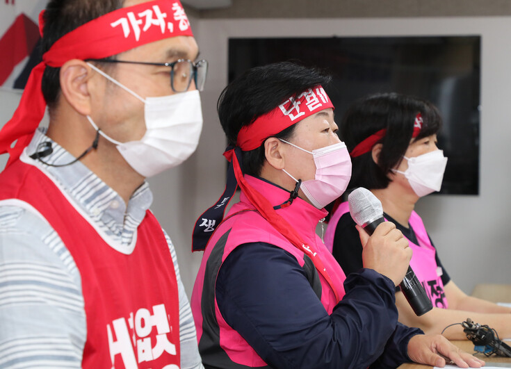 박미향 학교비정규직노조 위원장이 12일 오전 서울 중구 민주노총에서 열린 학교비정규직 파업 찬반투표 결과 발표 및 총파업 총력투쟁 선포 기자회견에서 발언하고 있다. 연합뉴스