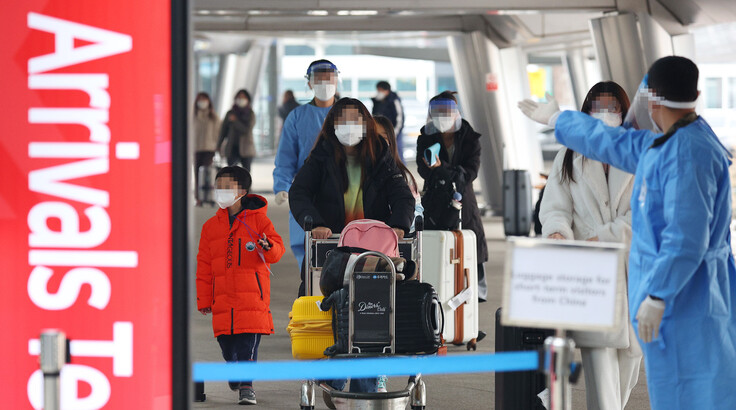 5일 오전 중국발 항공기로 입국한 탑승객들이 인천국제공항 제1여객터미널 코로나19 검사센터로 향하고 있다. 연합뉴스