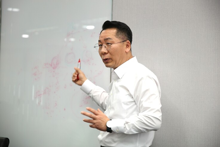 이윤노 동국제강 마케팅팀장이 지난 25일 스틸샵 및 국내 철근 유통 구조에 대해 설명하고 있다. 동국제강 제공