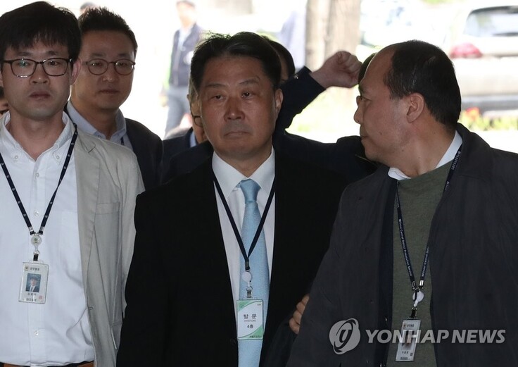 인체에 유해한 가습기 살균제를 판매해 사상자를 낸 혐의를 받는 안용찬 전 애경산업 대표가 지난달 30일 오전 서울 서울중앙지법에서 열린 영장실질심사에 출석하기 위해 법정으로 향하고 있다. 연합뉴스