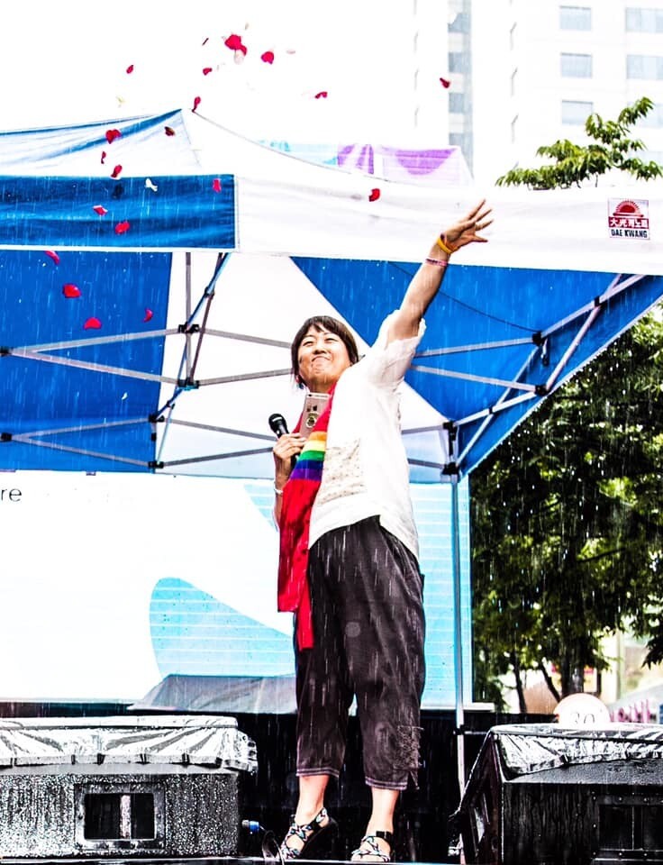 임보라 섬돌향린교회 목사가 지난해 9월 대구 퀴어문화축제에서 성소수자를 위한 축도를 하면서 색종이를 날리고 있다. 박김형준 제공