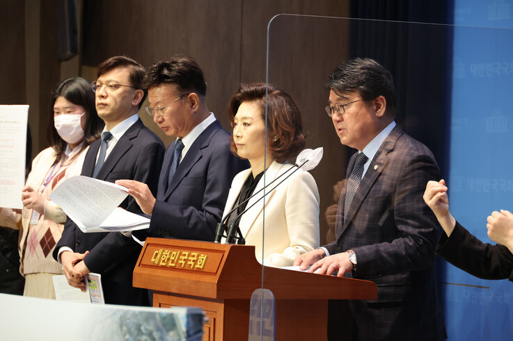 황운하 더불어민주당 의원이 2일 오전 국회 소통관에서 국민의힘 김기현 당 대표 후보의 울산 KTX 인근 땅 투기 의혹 관련 기자회견을 하고 있다. 연합뉴스