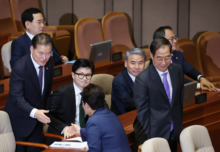 18일 국회에서 열린 본회의에서 한덕수 국무총리가 국무위원들이 인사를 나누고 있다. 연합뉴스