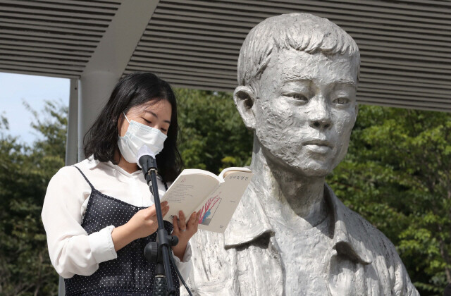 송유림 서울노동권익센터 활동가가 지난달 23일 오전 서울 종로구 전태일다리에서 열린 제17차 전태일 50주기 캠페인에서 전태일평전을 낭독하고 있다. 박종식 기자 anaki@hani.co.kr