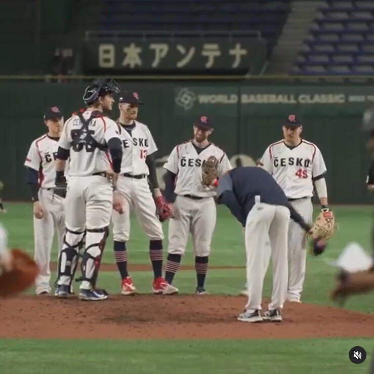 파벨 하딤 체코 대표팀 감독이 13일 일본 도쿄돔에서 열린 2023 세계야구클래식(WBC) 본선 1라운드 조별리그 호주와 경기 도중 투수 교체를 위해 마운드로 다가가 선발 슈나이더에게 90도 폴더 인사로 감사한 마음을 전하고 있다. 체코야구협회 SNS 갈무리