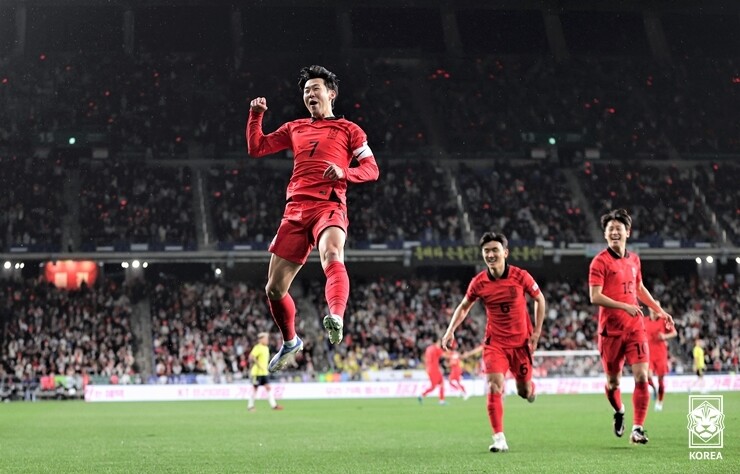 축구대표팀의 손흥민이 3월 울산문수축구경기장에서 열린 콜롬비아와 친선경기에서 득점한 뒤 기뻐하고 있다. 대한축구협회 제공