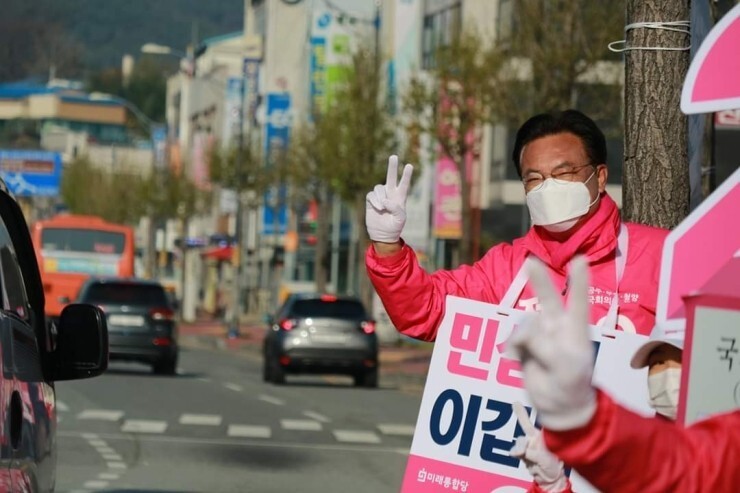 21대 총선 충남 공주·부여·청양 선거구 미래통합당 정진석 당선자가 지난 14일 공주 시내에서 마지막 선거유세를 벌이고 있다. 정진석 선거사무소 제공