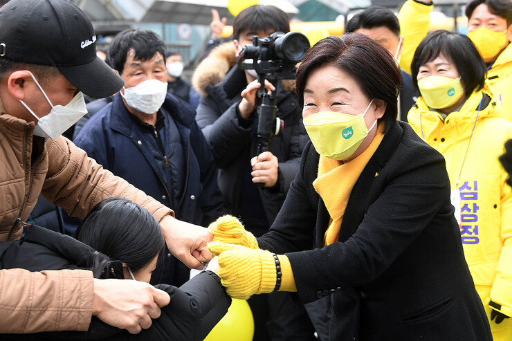 정의당 심상정 대선후보가 1일 경기 고양시 덕양구 화정역 광장 집중 유세 현장에서 지지자와 인사하고 있다. 공동취재사진