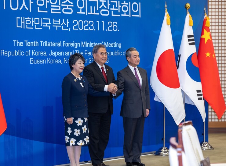 26일 오후 부산 해운대구 APEC누리마루에서열린 한중일 외교장관 회의에서 한중일 외교수장이 악수하고 있다. 왼쪽부터 가미카와 요코 일본 외무상, 박진 외교부장관, 왕이 중국 외교부장. 연합뉴스