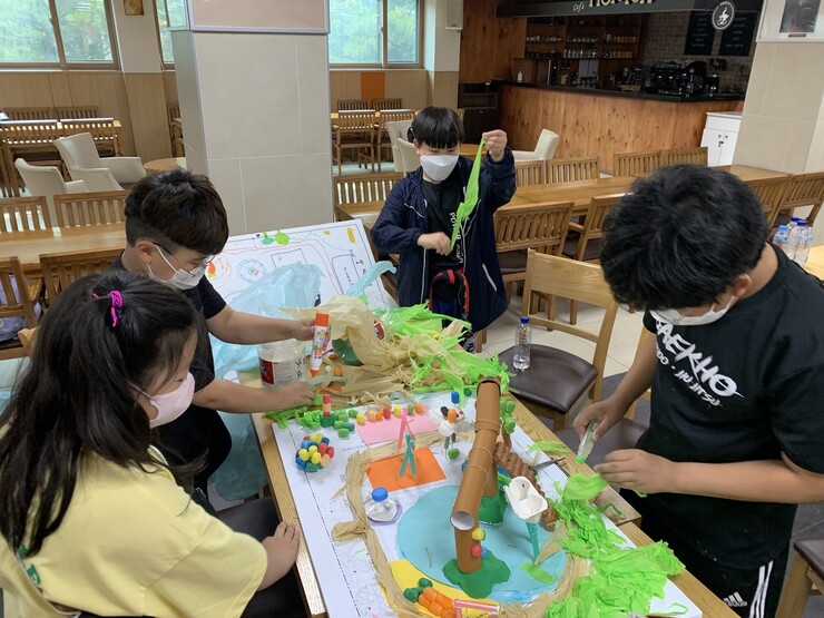 지난 5월 용마어린이공원의 디자인 워크숍에 참여한 아이들이 원하는 놀이터 모형을 직접 만들어보고 있다. 세이브더칠드런 제공