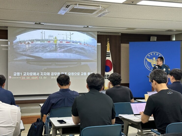 충북경찰청이 23일 충북 오송 지하차도 참사 당시 파출소 순찰차 블랙박스 영상을 공개하는 등 사고 전후 경찰의 대응 조처 내용을 설명하고 있다. 송인걸 기자