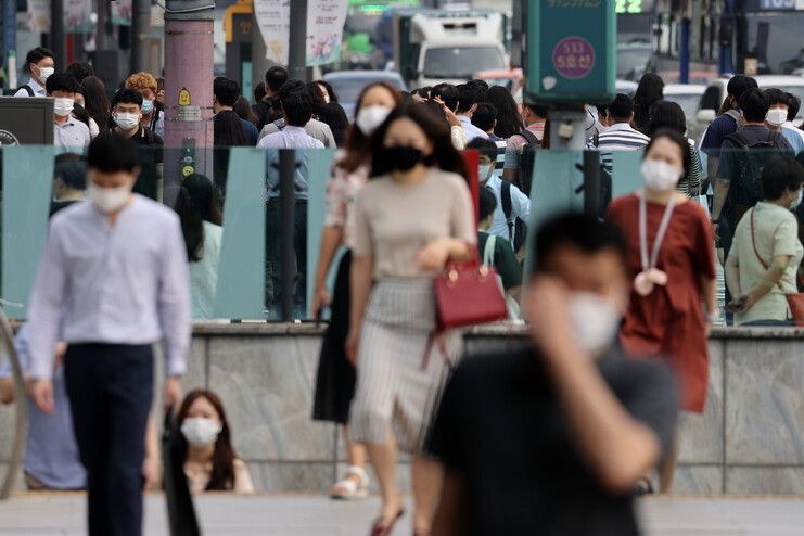 수도권을 중심으로 코로나19 신규 확진자가 늘어나고 있는 가운데 19일 오전 서울 종로구 광화문네거리에서 마스크를 쓴 시민들이 발걸음을 재촉하고 있다. 연합뉴스