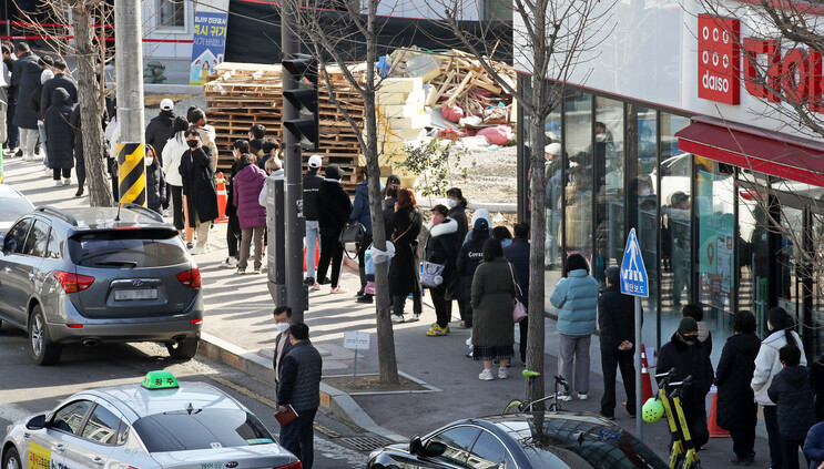 28일 광주 북구선별진료소에서 코로나19 검사를 받으려는 시민들이 길게 줄 서 있다. 연합뉴스.