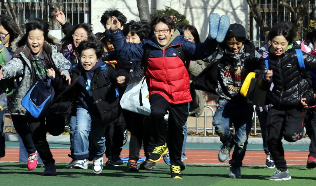 겨울방학은 상대적으로 기간이 길어 평소 소홀했던 학습에 집중적으로 매진할 수 있는 시기다. 전문가들은 1~2월을 어떻게 보내느냐가 새 학기 실력은 물론 학창시절의 학습습관을 좌우한다고 말한다. 김경호기자 jijae@hani.co.kr