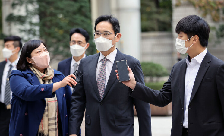 이재용 삼성전자 부회장이 21일 오전 서초구 서울중앙지방법원에서 열린 회계부정·부당합병 관련 1심 속행 공판에 출석하기 위해 법정으로 향하고 있다. 연합뉴스