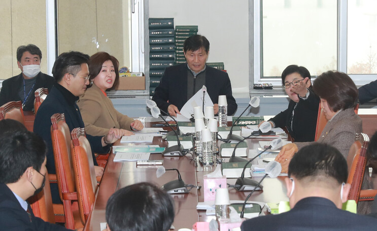 17일 오후 서울 여의도 국회에서 열린 환경노동위원회 안건조정위원회에서 이학영 위원장이 회의를 주재하고 있다. 연합뉴스