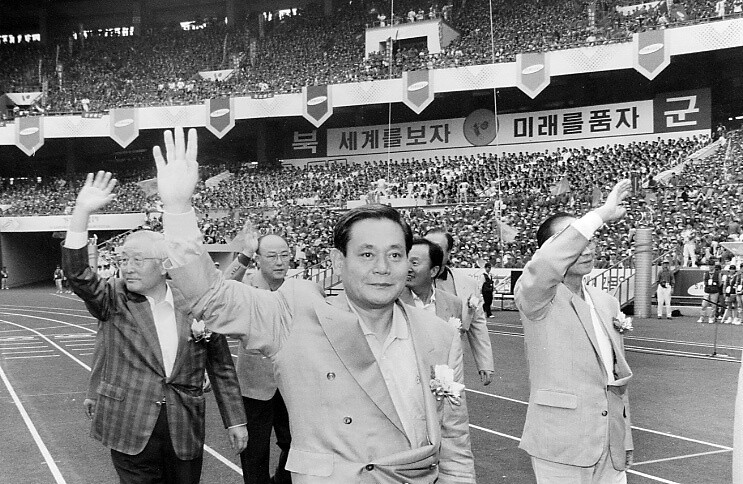 1994년 9월9일 서울 잠실운동장에서 ‘삼성가족 한마음축제’가 열렸다. 삼성그룹 임직원과 가족 등 8만여명이 잠실운동장을 가득 메웠다. 삼성그룹은 신경영 실천의지를 다지기 위해 개최한 행사라고 설명했다. 사진은 강창광 기자가 찍었다.