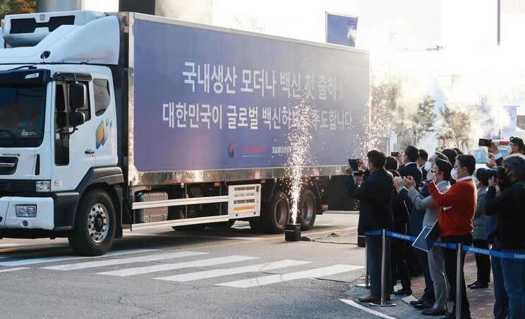 28일 오전 인천시 연수구 삼성바이오로직스에서 모더나의 코로나19 백신을 실은 트럭이 빠져나오고 있다. 이 백신은 삼성바이오로직스가 위탁생산한 초도물량으로 이날 국내에 처음 공급된다. 인천/사진공동취재단