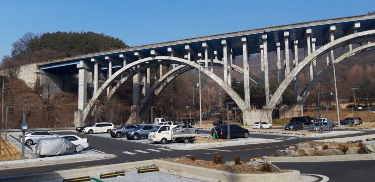 현재 대전육교 모습. 1999년부터 통행 기능을 접고 국내 토목건축사를 상징하는 기념물로 보존되고 있다.