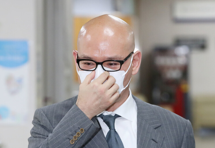 개인 소유 회사를 부당하게 지원한 혐의로 기소된 이해욱 디엘(DL·옛 대림)그룹 회장이 27일 오후 서울 서초구 서울중앙지법에서 열린 1심 선고 공판에 출석하고 있다. <연합뉴스>