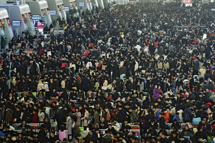 2019년 1월28일 중국 최대 명절 춘절을 앞두고 저장성 항저우역에서 시민들이 기차를 기다리고 있다. 항저우/AP 연합뉴스