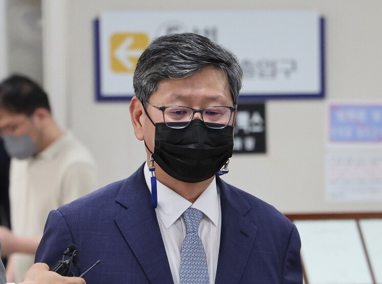 취중 택시기사 폭행 혐의로 재판을 받는 이용구 전 법무부 차관이 6일 서울중앙지법에서 열린 공판에 출석하고 있다. 연합뉴스