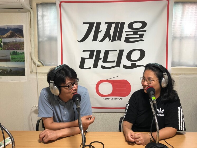 2019년 서대문공동체라디오의 전신인 &lt;가재울라듸오&gt; 시절, 방송을 진행 중인 장수정 대표(오른쪽)와 황호완 본부장. 서대문공동체라디오 제공