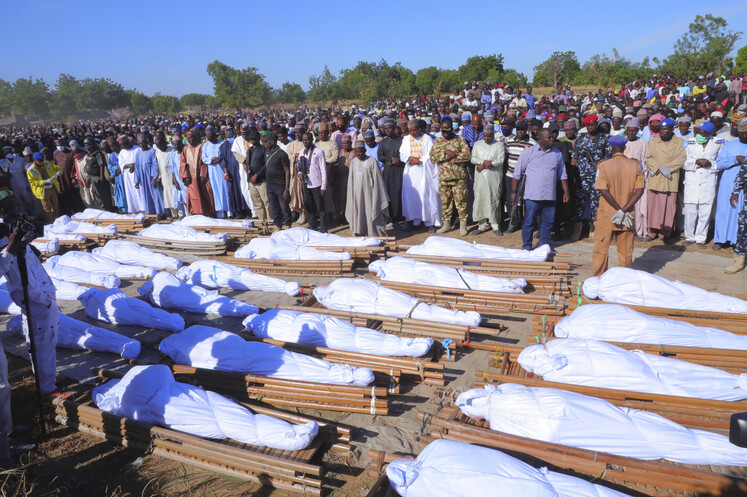 29일(현지시각) 나이지리아 북동부 자바르마르에서 무장세력에 의해 살해된 주민들의 장례식이 열리고 있다. 자바르마르/AP 연합뉴스