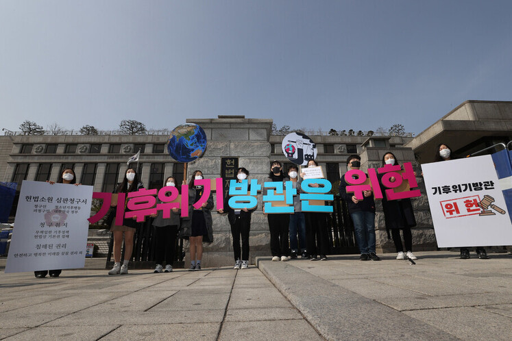 지난해 3월13일 ‘청소년기후행동’ 청소년들이 서울 종로구 헌법재판소 앞에서 기자회견을 하고 있다. 이들은 온실가스 감축 목표를 소극적으로 규정한 현행 법령이 청소년의 생명권과 환경권 등 기본권을 침해한다며 저탄소녹색성장기본법 등이 위헌임을 확인해달라는 헌법소원 심판을 청구했다. 이정아 기자 leej@hani.co.kr