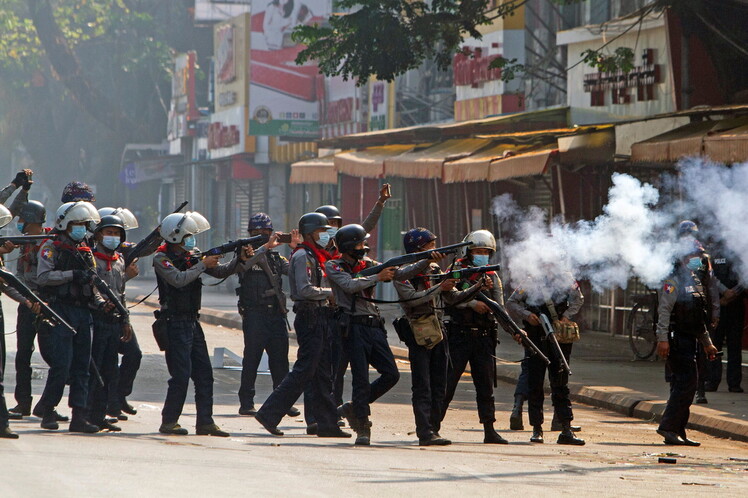 28일 미얀마 양곤에서 총기를 든 경찰들이 거리에서 이를 발사하고 있다. 양곤/로이터 연합뉴스