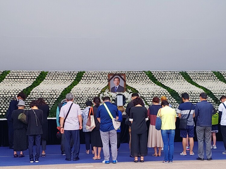 서울시청 앞에 차려진 시민분향소에서 시민들이 묵념하고 있다. 서혜미 기자