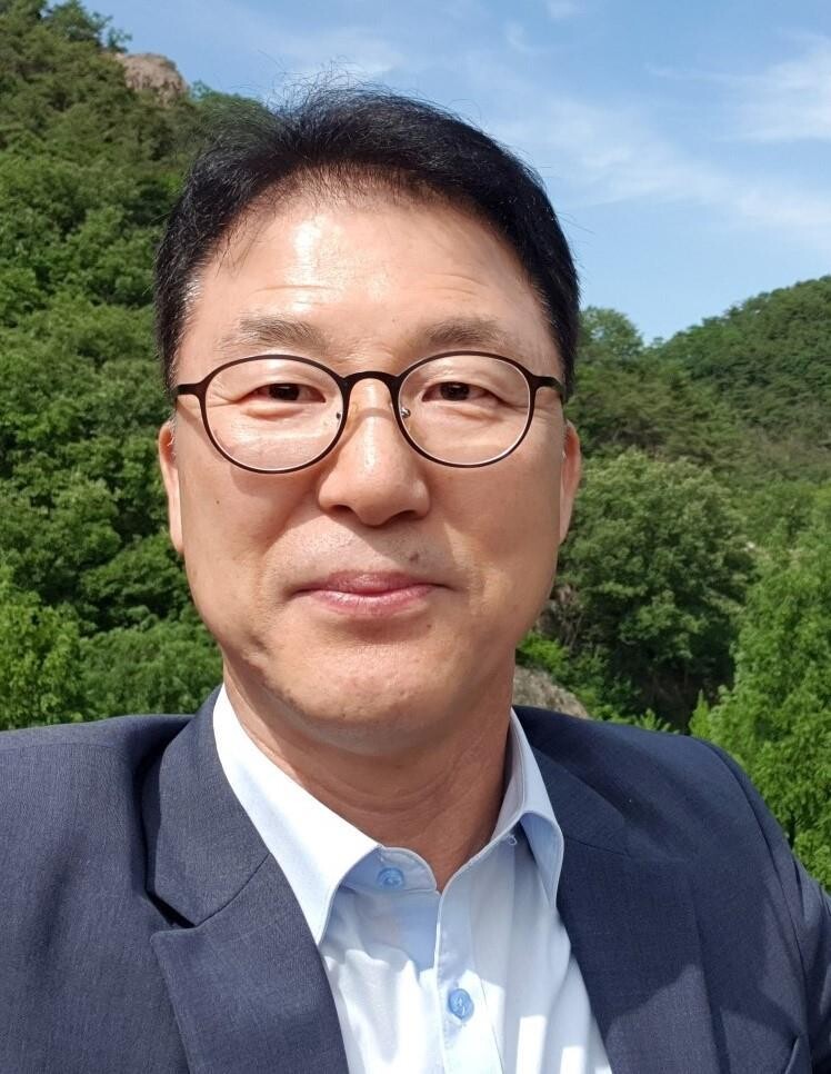 29회 지용 신인 문학상 수상작 ‘슬픔’을 쓴 이동열씨. 옥천군 제공