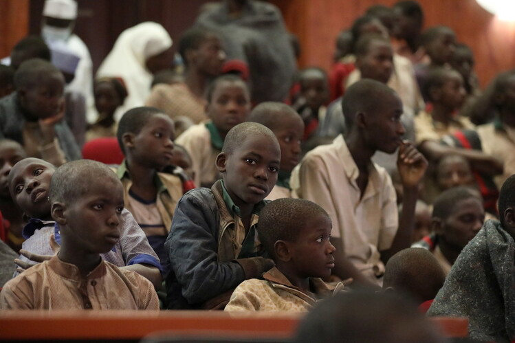18일(현지시각) 나이지리아 카트시나주 칸카라의 한 중학교에 일주일 전 납치됐던 학생들이 생환해 앉아있다. 카트시나/EPA 연합뉴스